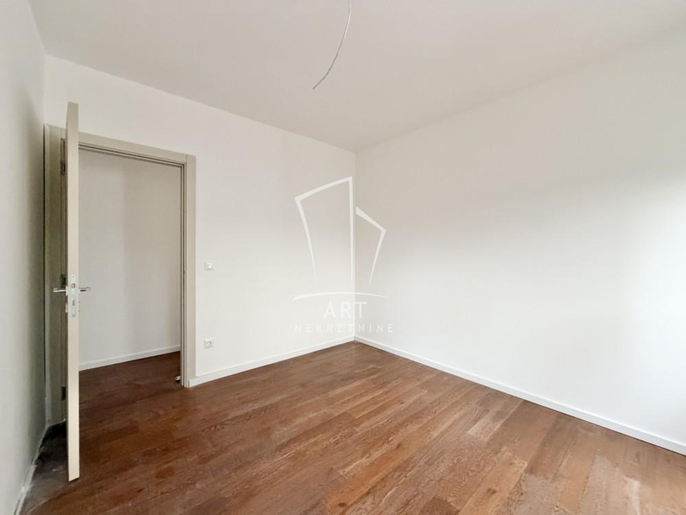 Stan na prodaju u Beogradu, Surčin, trosoban, 60m2, cena 155000 evra