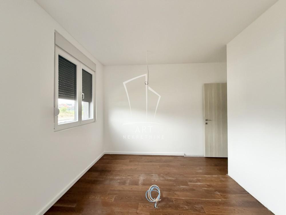 Stan na prodaju u Beogradu, Surčin, trosoban, 60m2, cena 155000 evra