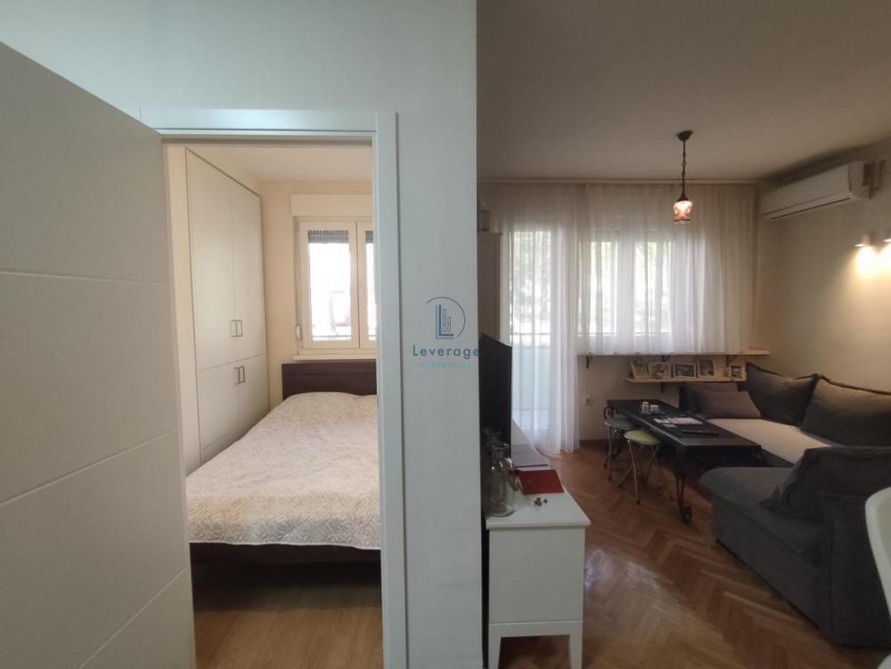 Stan na prodaju u Beogradu, Karaburma, jednoiposoban, 43m2, cena 137600 evra