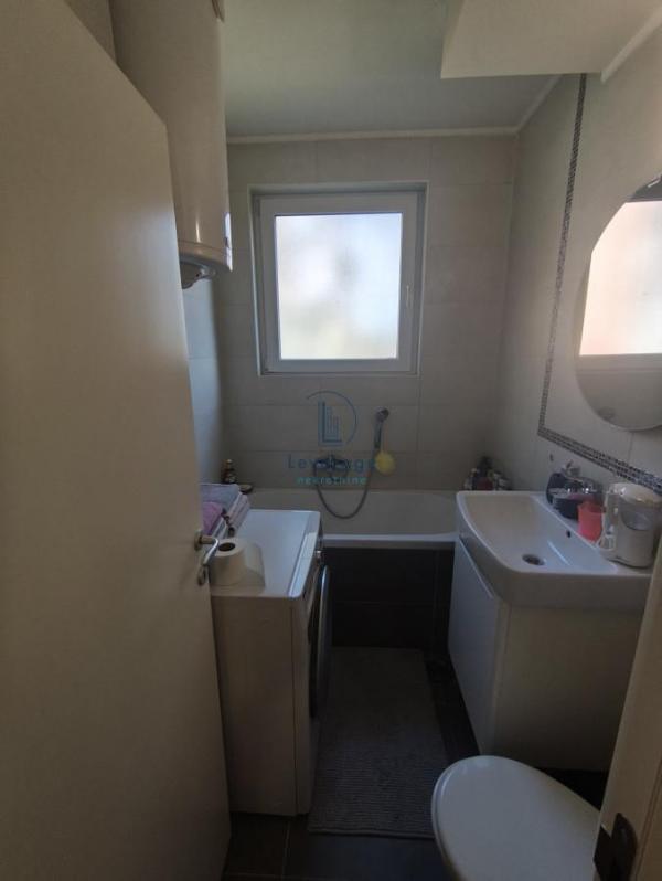 Stan na prodaju u Beogradu, Karaburma, jednoiposoban, 43m2, cena 137600 evra