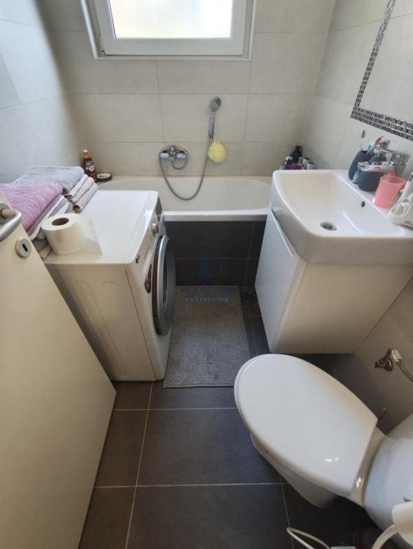 Stan na prodaju u Beogradu, Karaburma, jednoiposoban, 43m2, cena 137600 evra