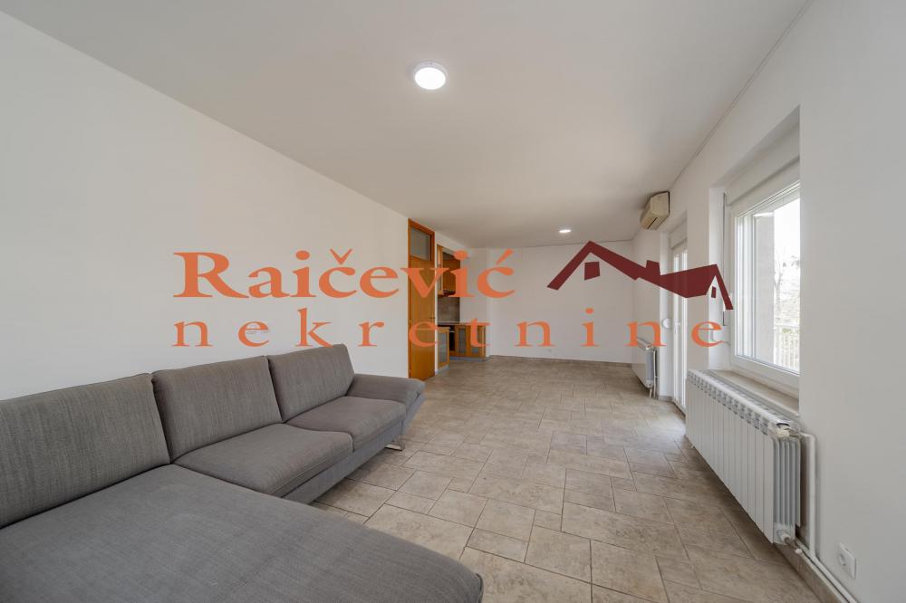 Stan na prodaju u Beogradu, Zeleno brdo, trosoban, 90m2, cena 270000 evra