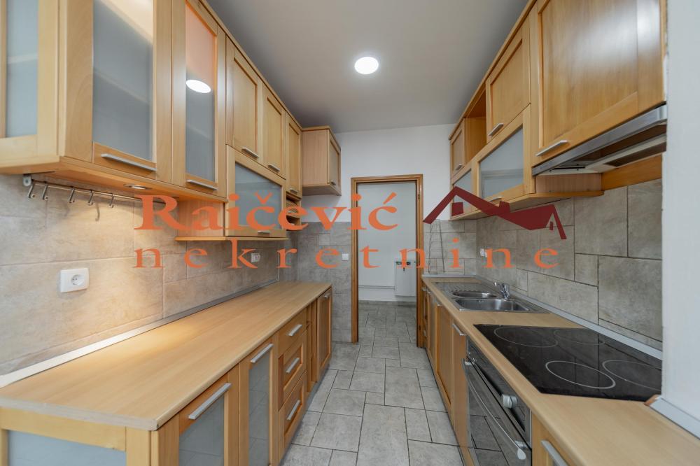 Stan na prodaju u Beogradu, Zeleno brdo, trosoban, 90m2, cena 270000 evra