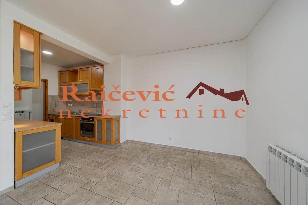 Stan na prodaju u Beogradu, Zeleno brdo, trosoban, 90m2, cena 270000 evra