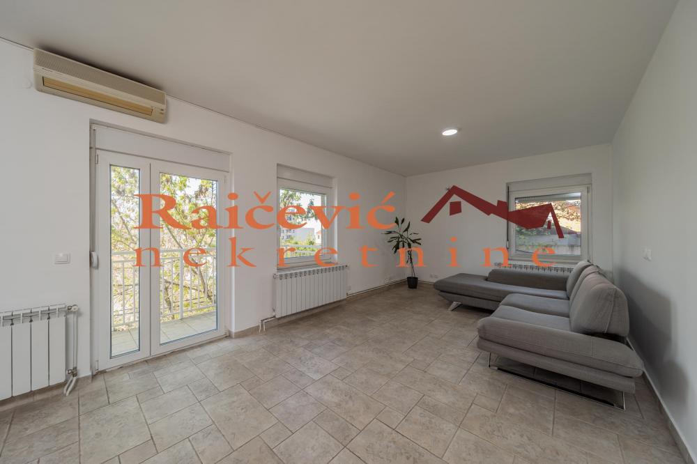 Stan na prodaju u Beogradu, Zeleno brdo, trosoban, 90m2, cena 270000 evra