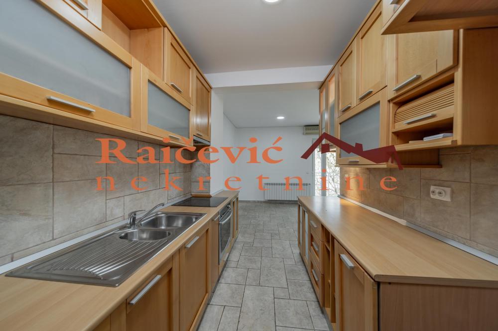 Stan na prodaju u Beogradu, Zeleno brdo, trosoban, 90m2, cena 270000 evra