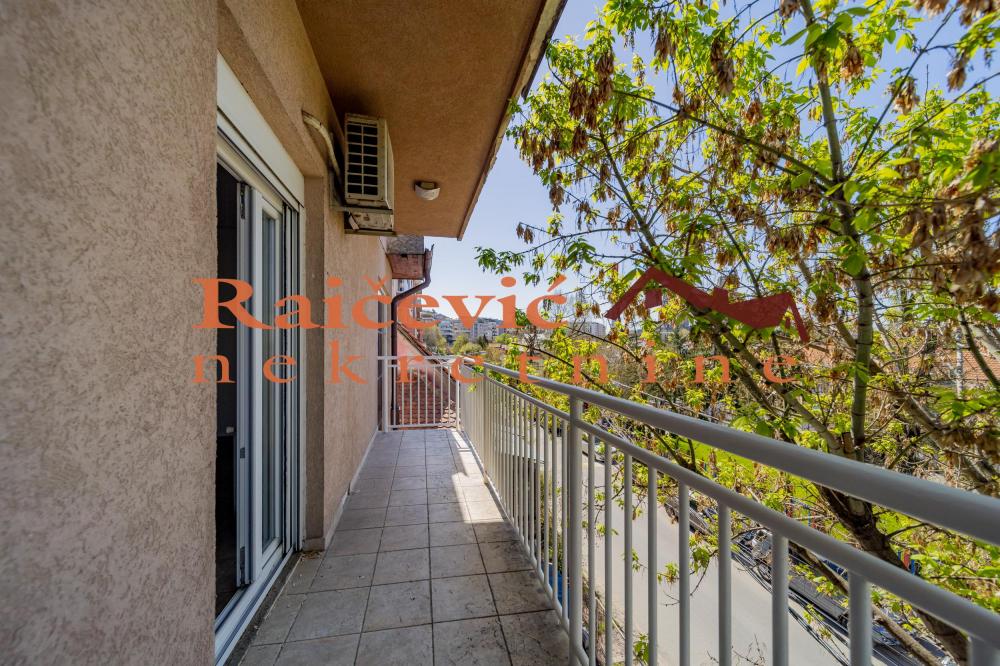 Stan na prodaju u Beogradu, Zeleno brdo, trosoban, 90m2, cena 270000 evra