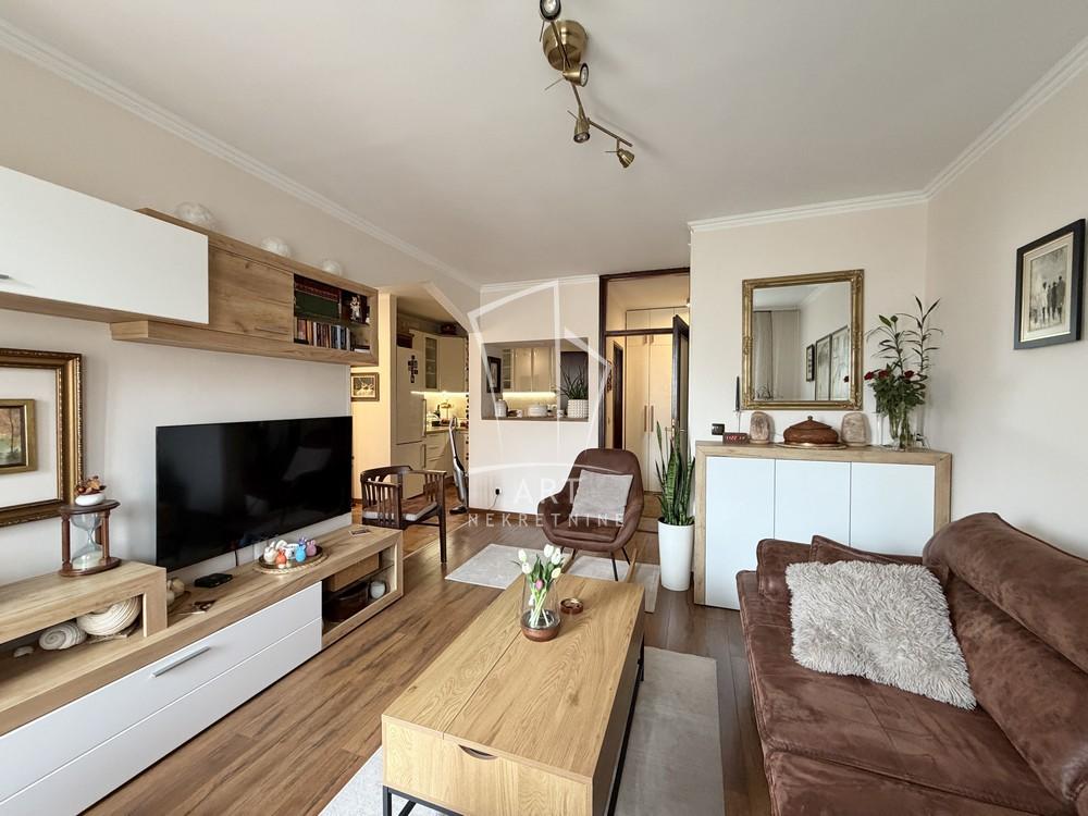 Stan na prodaju u Beogradu, Novi Beograd blok 62, trosoban, 64m2, cena 243200 evra