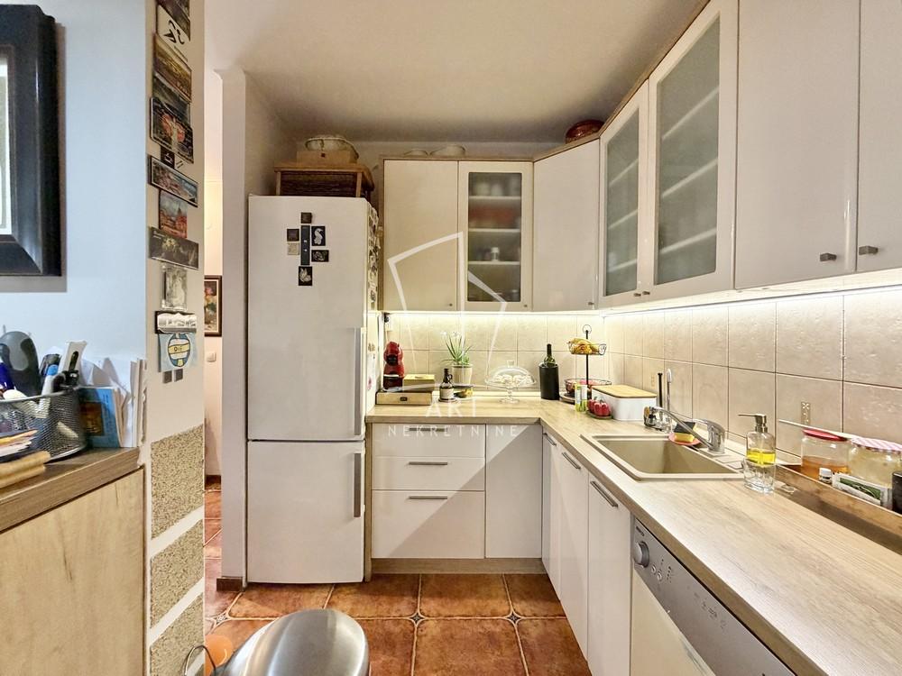 Stan na prodaju u Beogradu, Novi Beograd blok 62, trosoban, 64m2, cena 243200 evra