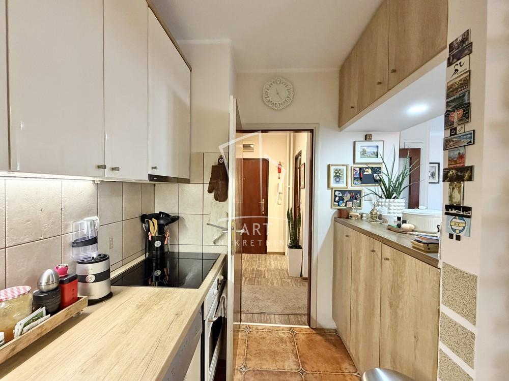 Stan na prodaju u Beogradu, Novi Beograd blok 62, trosoban, 64m2, cena 243200 evra