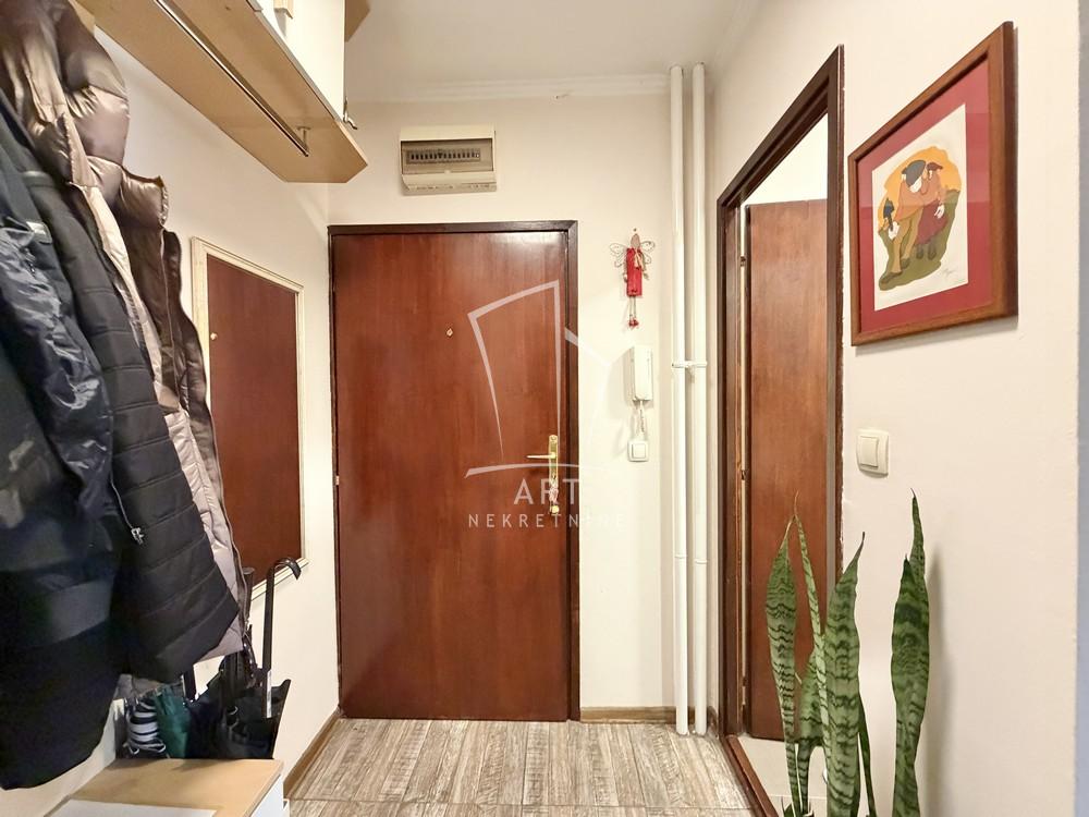 Stan na prodaju u Beogradu, Novi Beograd blok 62, trosoban, 64m2, cena 243200 evra