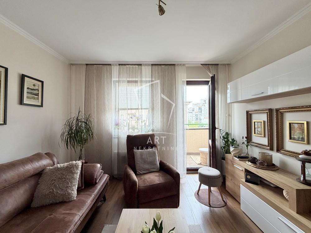 Stan na prodaju u Beogradu, Novi Beograd blok 62, trosoban, 64m2, cena 243200 evra