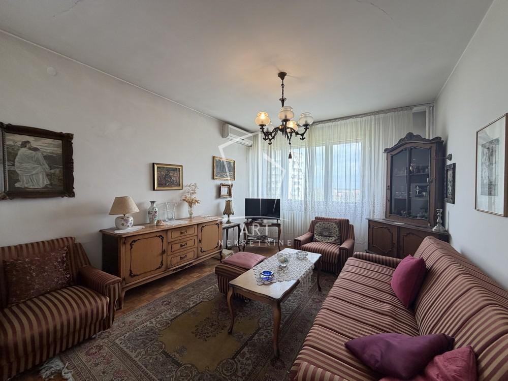 Stan na prodaju u Beogradu, Zemun, trosoban, 64m2, cena 180000 evra