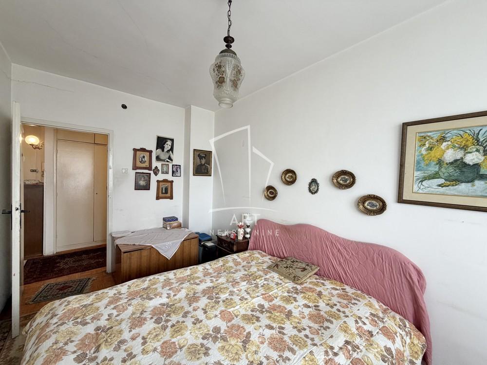 Stan na prodaju u Beogradu, Zemun, trosoban, 64m2, cena 180000 evra