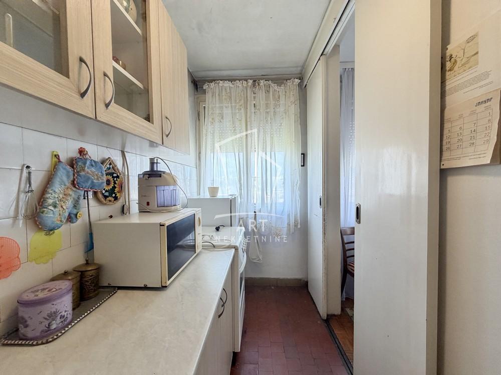 Stan na prodaju u Beogradu, Zemun, trosoban, 64m2, cena 180000 evra