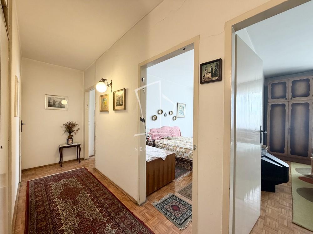 Stan na prodaju u Beogradu, Zemun, trosoban, 64m2, cena 180000 evra