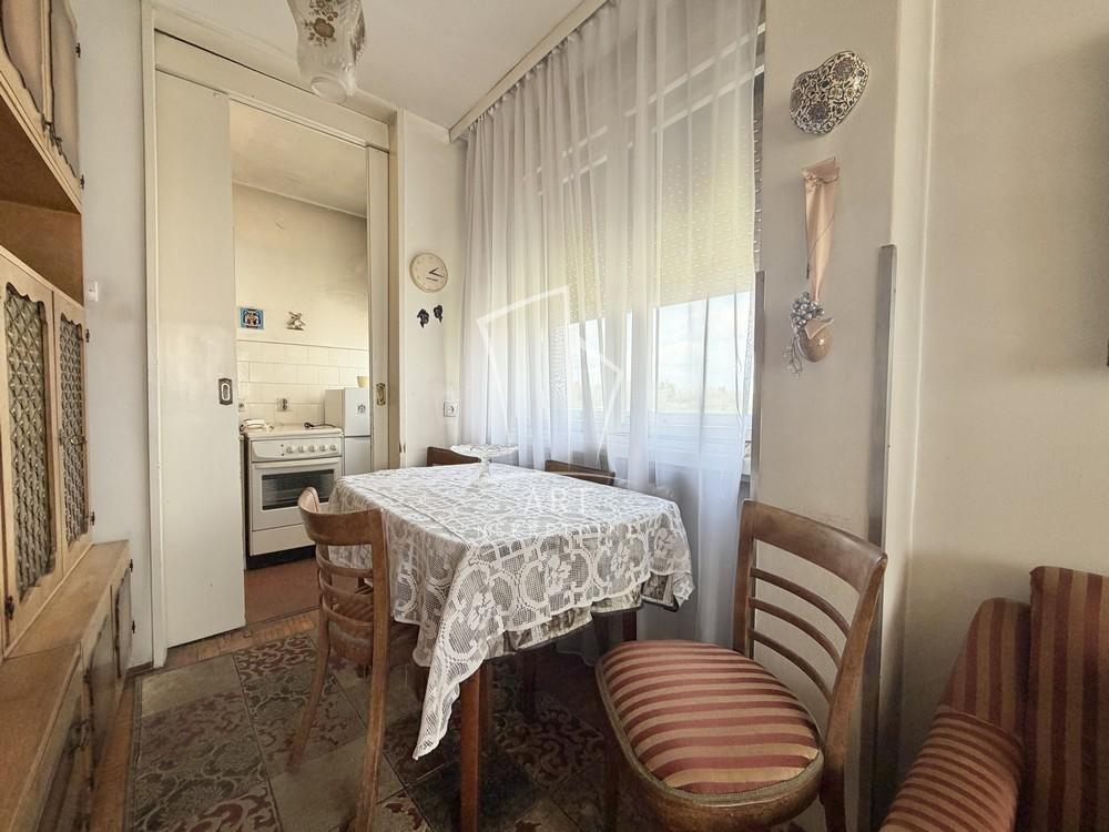 Stan na prodaju u Beogradu, Zemun, trosoban, 64m2, cena 180000 evra