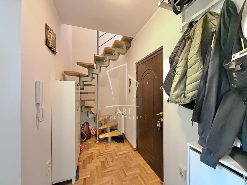 Stan na prodaju u Beogradu, Labudovo brdo, cetvorosoban, 61m2, cena 195000 evra