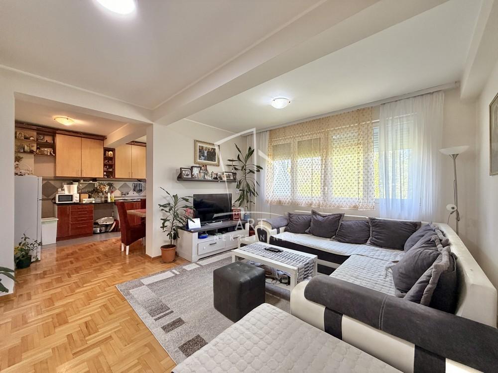 Stan na prodaju u Beogradu, Labudovo brdo, cetvorosoban, 61m2, cena 195000 evra