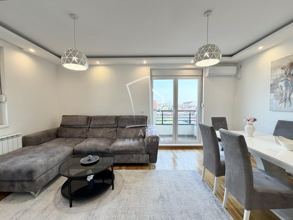 Stan na prodaju u Beogradu, Surčin, trosoban, 56m2, cena 178000 evra