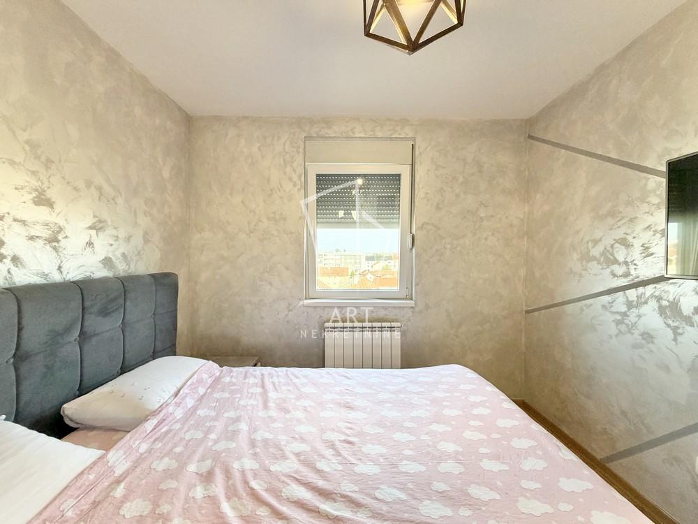 Stan na prodaju u Beogradu, Surčin, trosoban, 56m2, cena 178000 evra