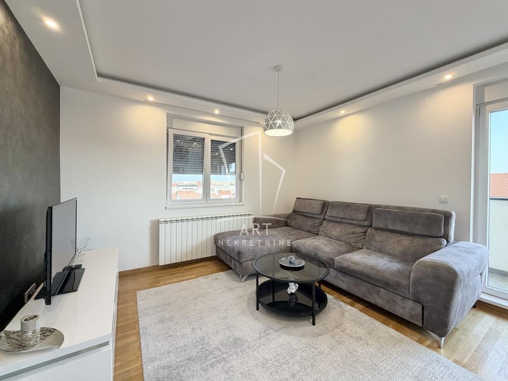 Stan na prodaju u Beogradu, Surčin, trosoban, 56m2, cena 178000 evra