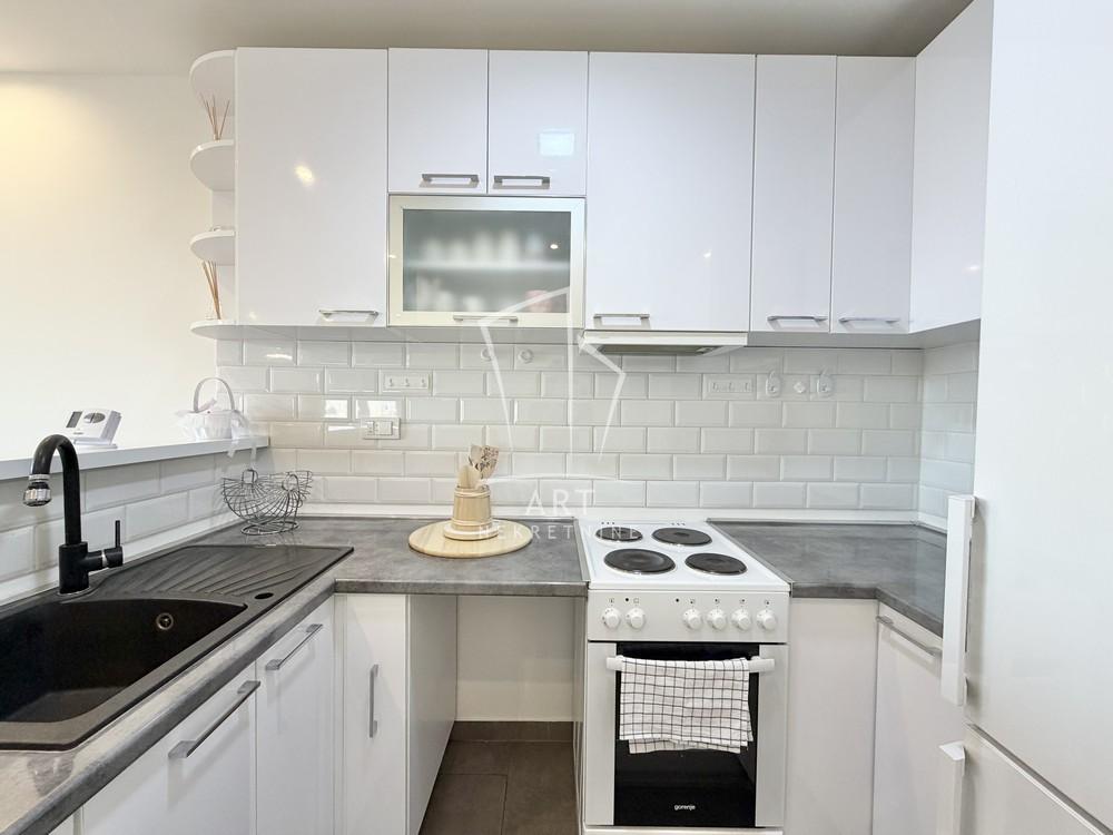 Stan na prodaju u Beogradu, Surčin, trosoban, 56m2, cena 178000 evra