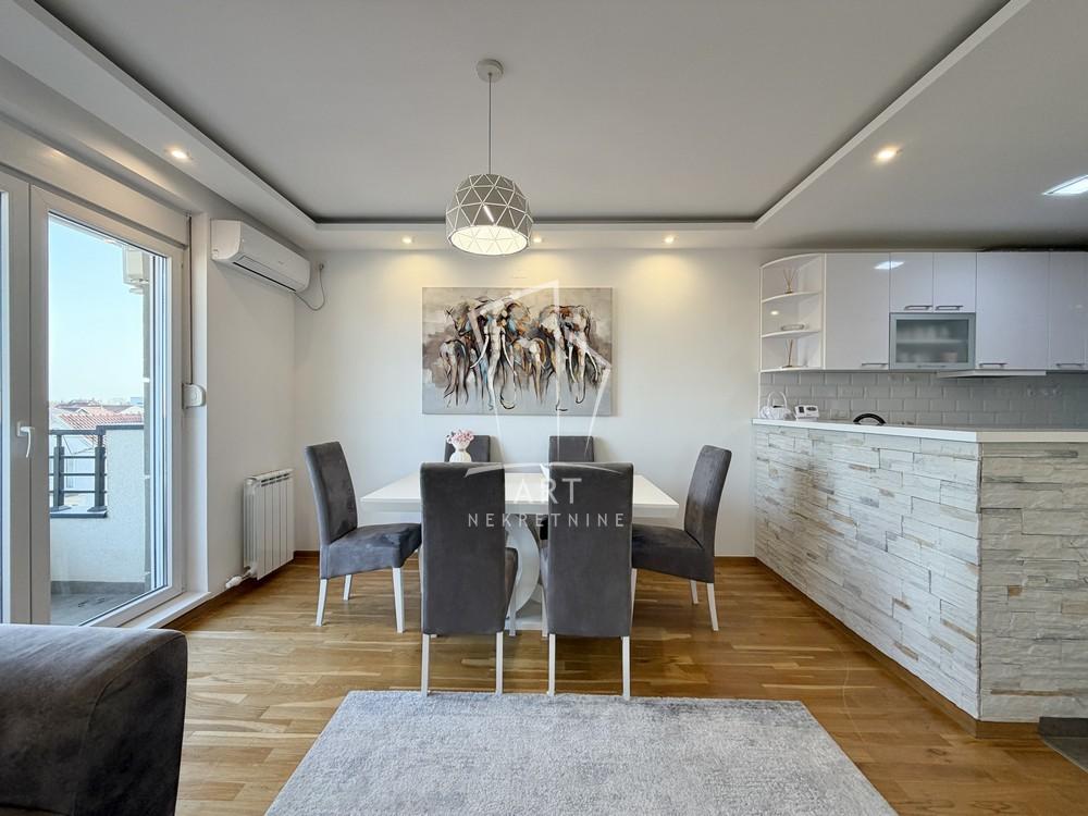 Stan na prodaju u Beogradu, Surčin, trosoban, 56m2, cena 178000 evra