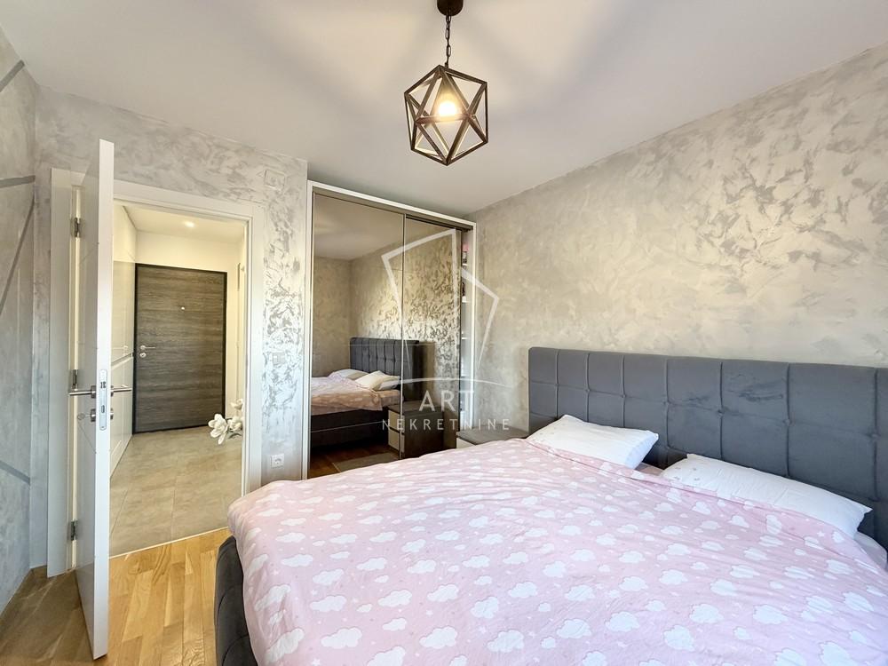 Stan na prodaju u Beogradu, Surčin, trosoban, 56m2, cena 178000 evra