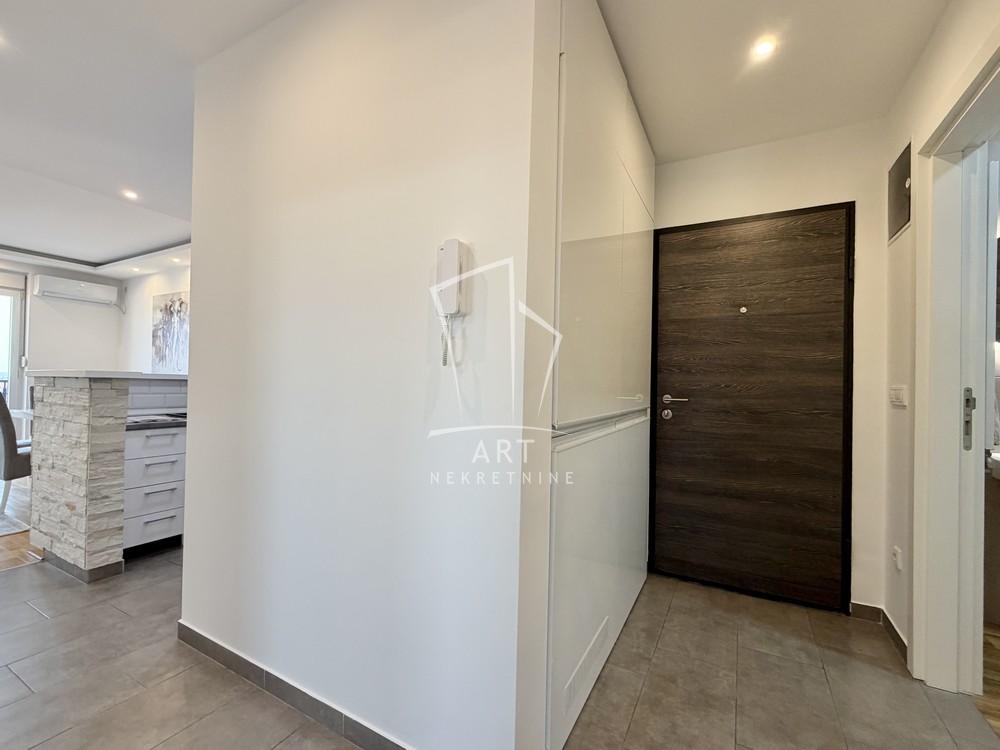 Stan na prodaju u Beogradu, Surčin, trosoban, 56m2, cena 178000 evra