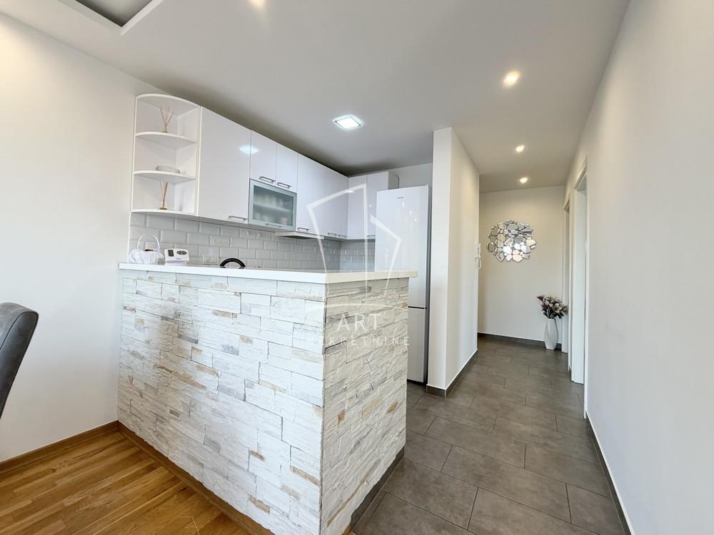 Stan na prodaju u Beogradu, Surčin, trosoban, 56m2, cena 178000 evra