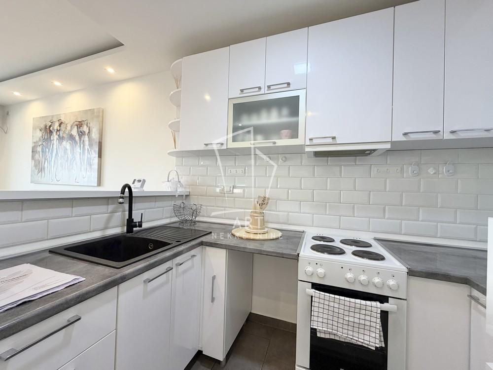 Stan na prodaju u Beogradu, Surčin, trosoban, 56m2, cena 178000 evra