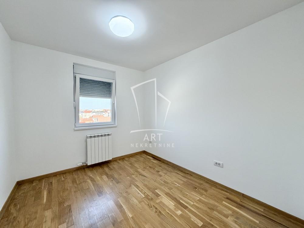 Stan na prodaju u Beogradu, Surčin, trosoban, 56m2, cena 178000 evra