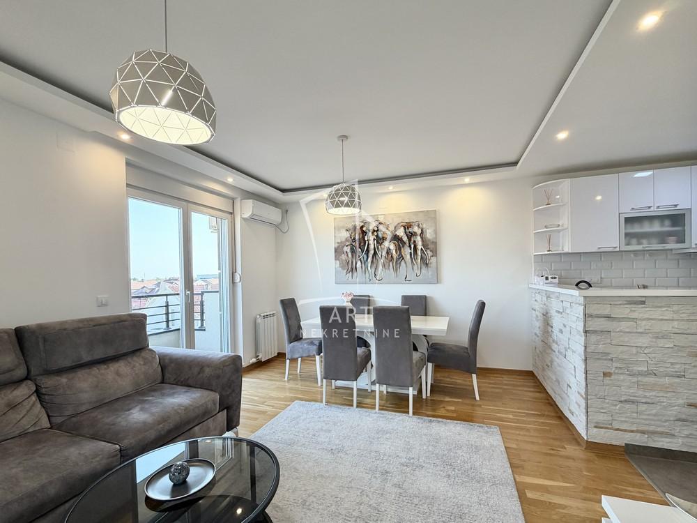 Stan na prodaju u Beogradu, Surčin, trosoban, 56m2, cena 178000 evra