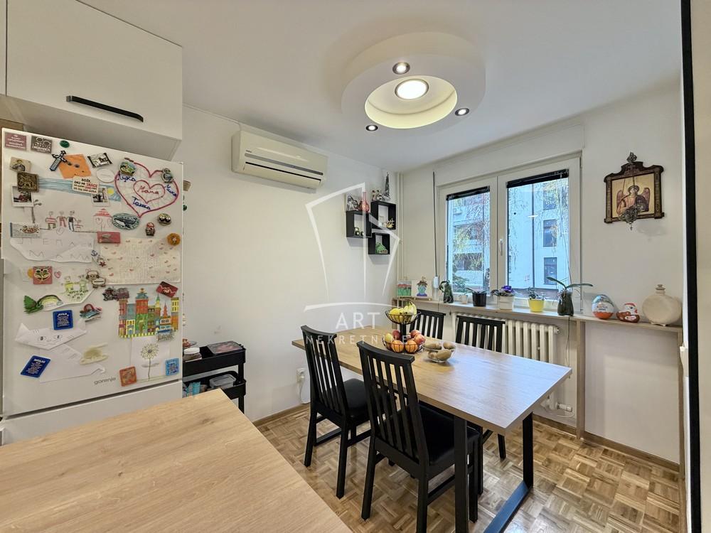 Stan na prodaju u Beogradu, Zvezdara, trosoban, 70m2, cena 235000 evra