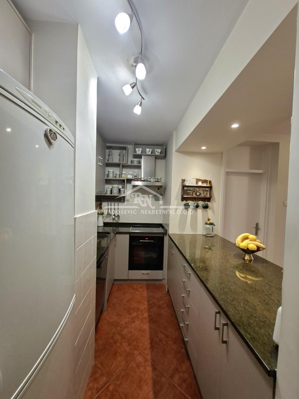 Stan na prodaju u Beogradu, Banjica, trosoban, 77m2, cena 235000 evra