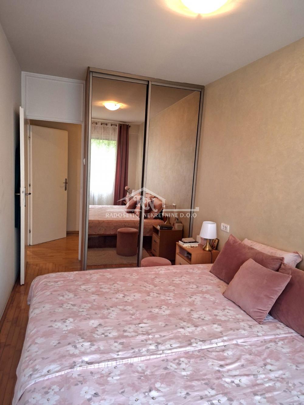 Stan na prodaju u Beogradu, Banjica, trosoban, 77m2, cena 235000 evra