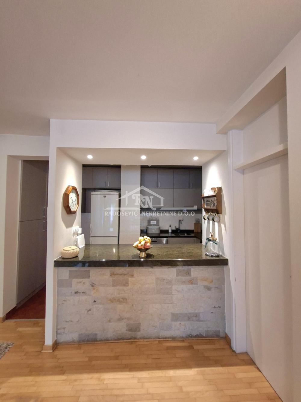 Stan na prodaju u Beogradu, Banjica, trosoban, 77m2, cena 235000 evra