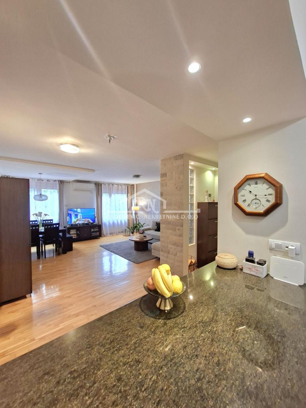 Stan na prodaju u Beogradu, Banjica, trosoban, 77m2, cena 235000 evra