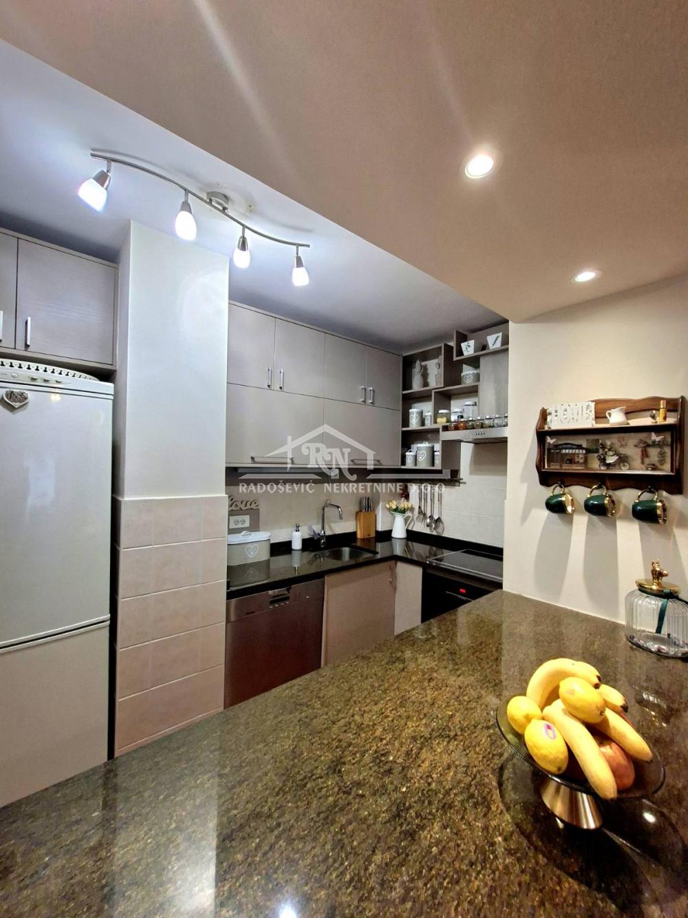 Stan na prodaju u Beogradu, Banjica, trosoban, 77m2, cena 235000 evra