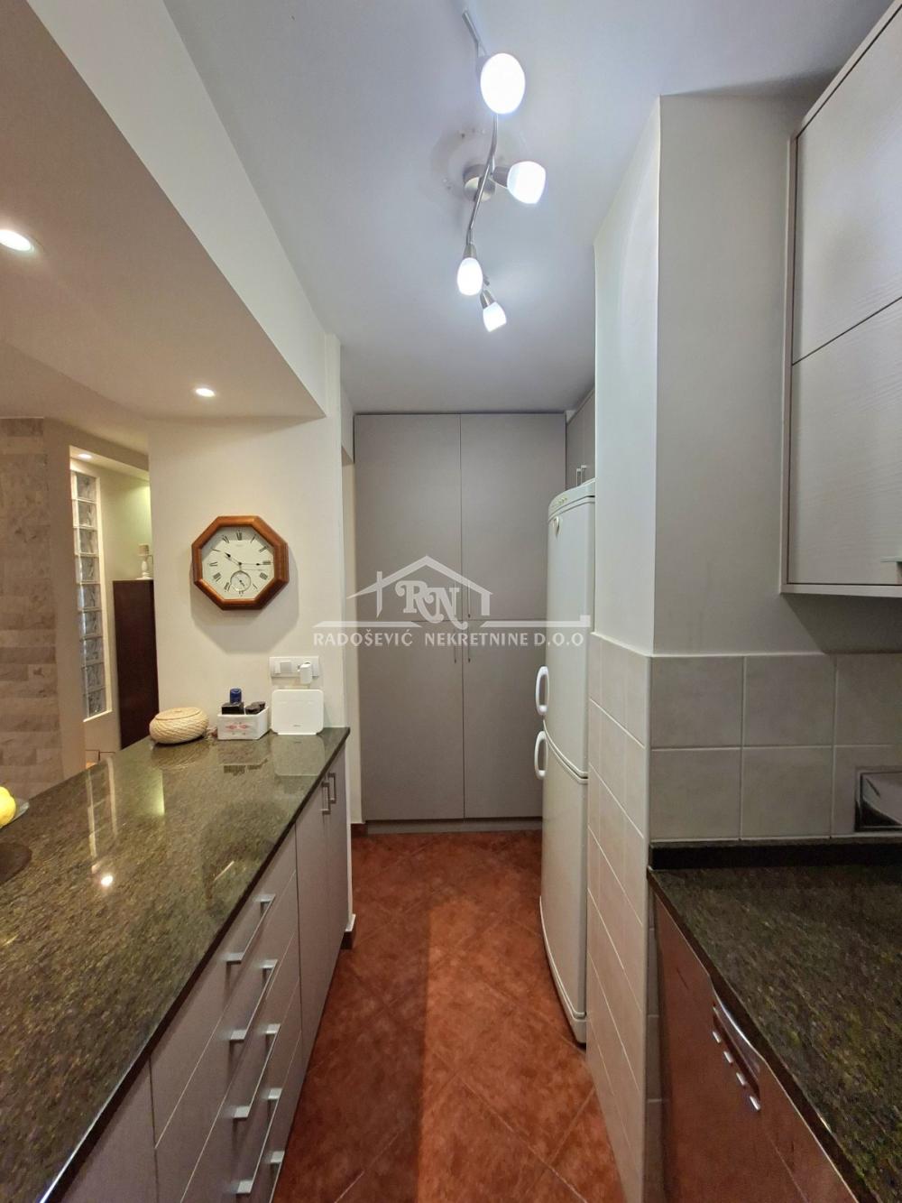 Stan na prodaju u Beogradu, Banjica, trosoban, 77m2, cena 235000 evra