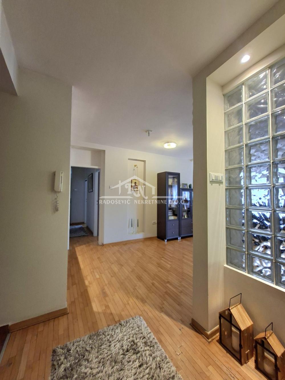 Stan na prodaju u Beogradu, Banjica, trosoban, 77m2, cena 235000 evra