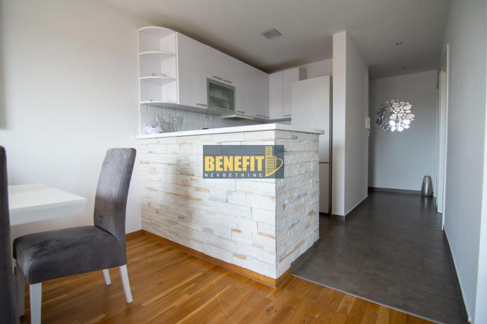 Stan na prodaju u Beogradu, Surčin, trosoban, 60m2, cena 169900 evra