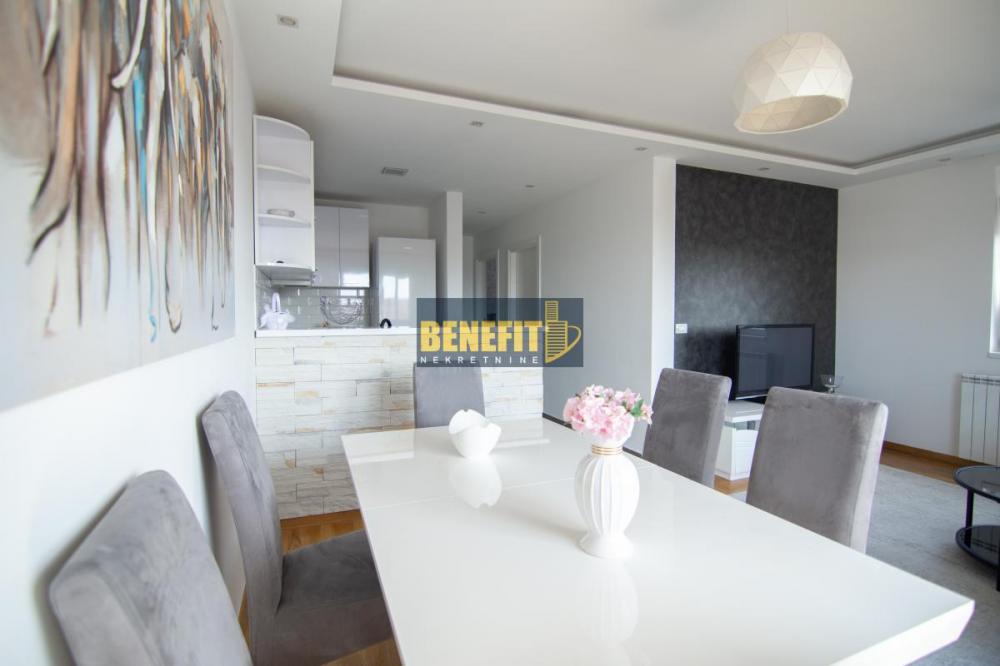 Stan na prodaju u Beogradu, Surčin, trosoban, 60m2, cena 169900 evra