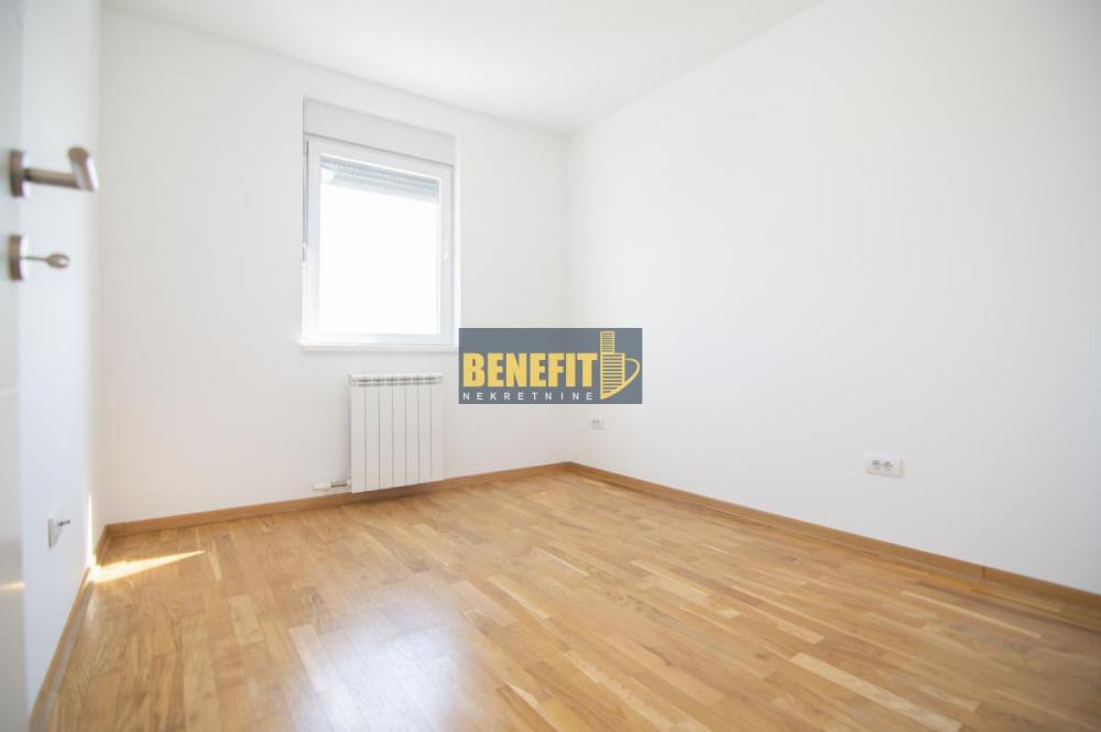 Stan na prodaju u Beogradu, Surčin, trosoban, 60m2, cena 169900 evra