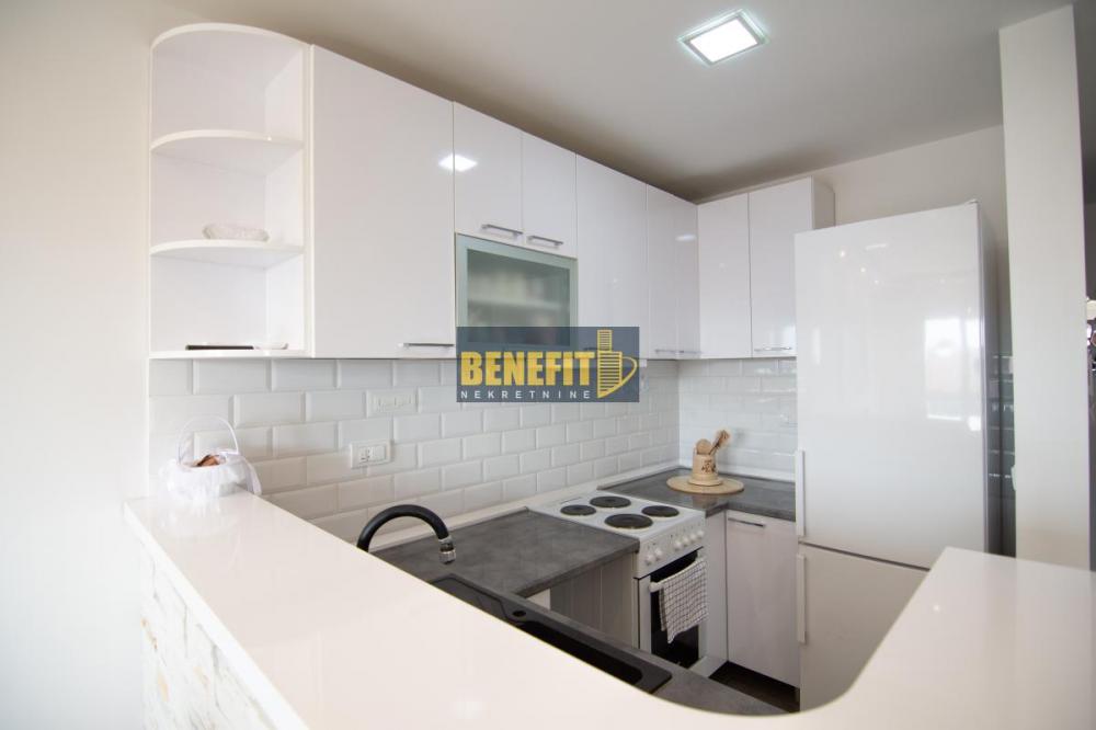 Stan na prodaju u Beogradu, Surčin, trosoban, 60m2, cena 169900 evra