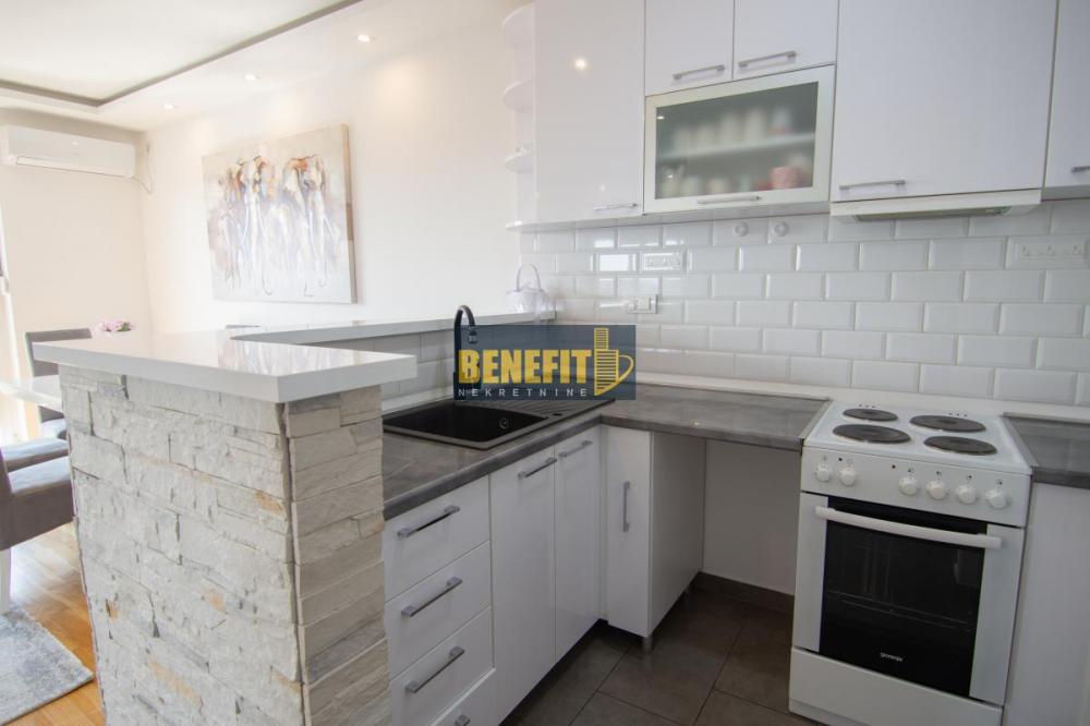 Stan na prodaju u Beogradu, Ledine, trosoban, 60m2, cena 159000 evra