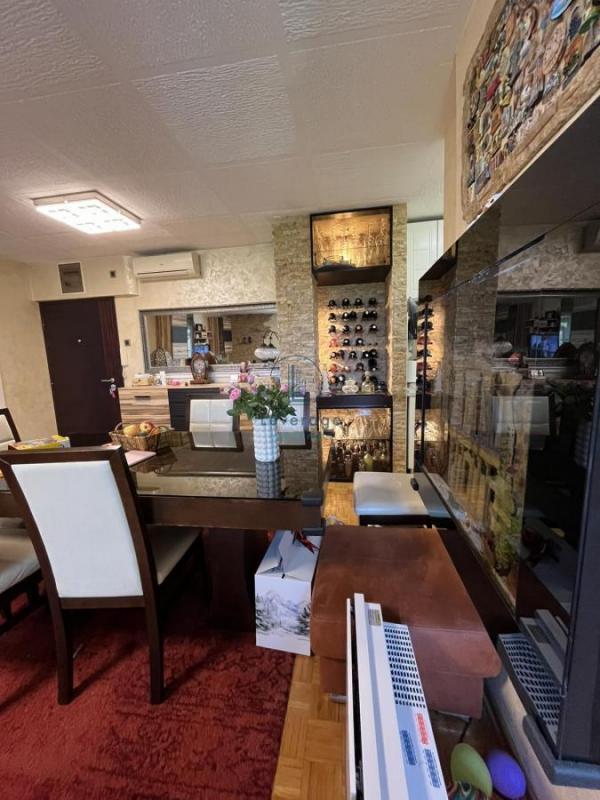 Stan na prodaju u Beogradu, Nova Galenika, dvoiposoban, 73m2, cena 260000 evra