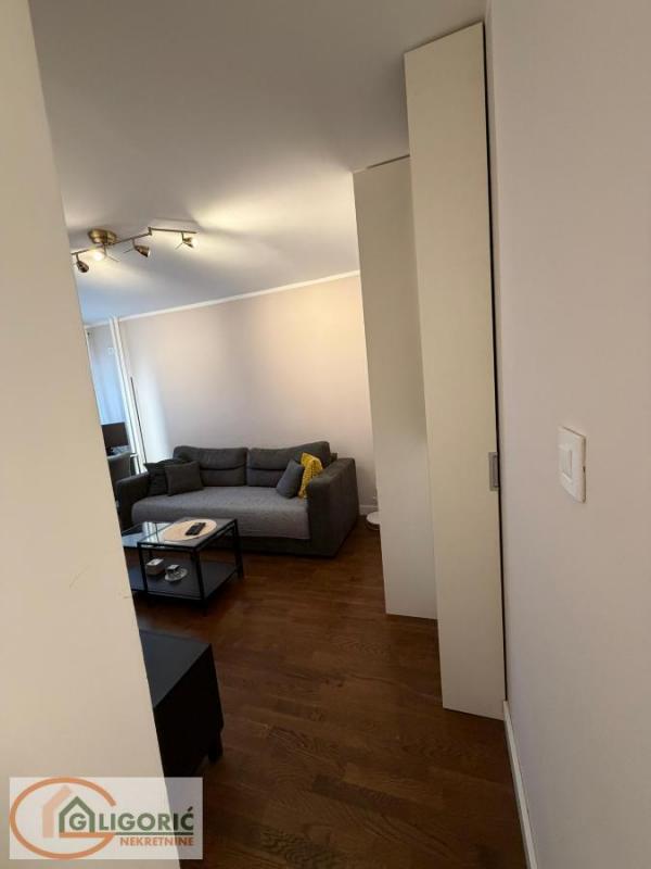 Stan na prodaju u Beogradu, Prvomajska, jednoiposoban, 42m2, cena 151000 evra