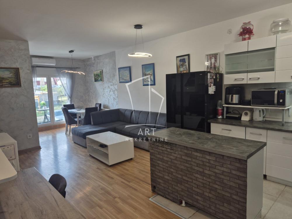 Stan na prodaju u Beogradu, Zemun, trosoban, 67m2, cena 217750 evra